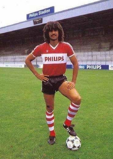 Il restera 2 saisons au PSV Eindhoven.