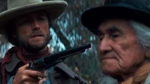 Dans quel film de et avec Clint Eastwood le personnage principal traque-t-il la bande de brigands qui a massacré sa famille ?