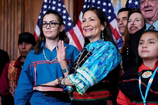 Deb Haaland est la première Amérindienne à devenir ministre aux États-Unis. De quel ministère ?