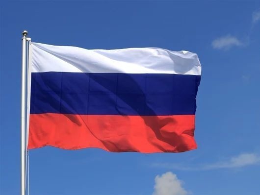 Quelles sont les couleurs du drapeau russe : bleu, blanc et ?