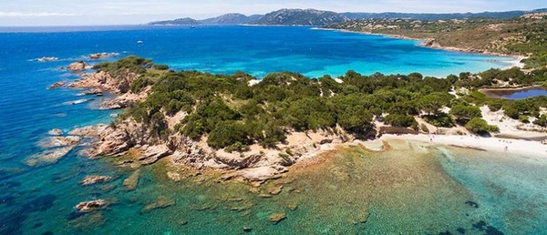 Dans quelle région française se trouve la belle plage de Palombaggia ?