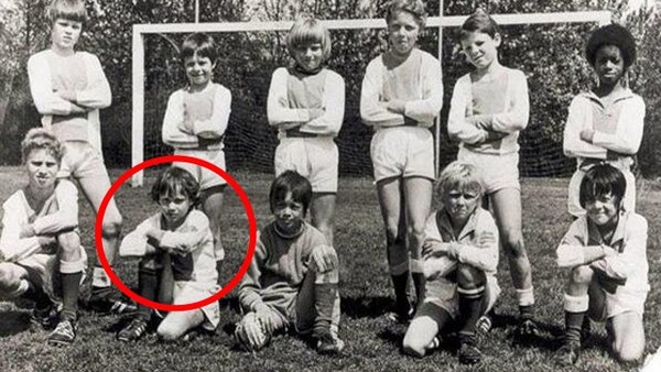 Dans quel club fait-il ses premiers pas de footballeur dès l'âge de 6 ans ?