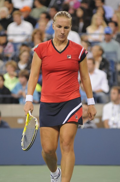 En tennis, quelle est la dernière joueuse à avoir battu Justine Henin en tournoi officiel ?