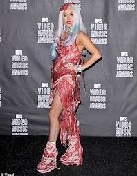 2010 - Lors de quel événement la star Lady Gaga a choqué tout le monde en portant une robe en viande ?