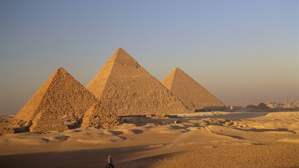Dans quelle ville d'Egypte trouve-t-on la Pyramide de Khéops ?
