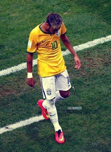 Lors de la coupe du monde 2014, par qui Neymar a été blessé ?