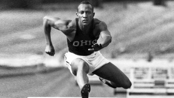 L'athlète Jesse Owens a marqué les Jeux de Berlin, en 1936, en...