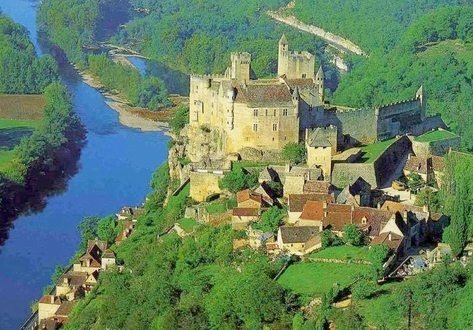 Dans quel département se trouve le château de Beynac ?