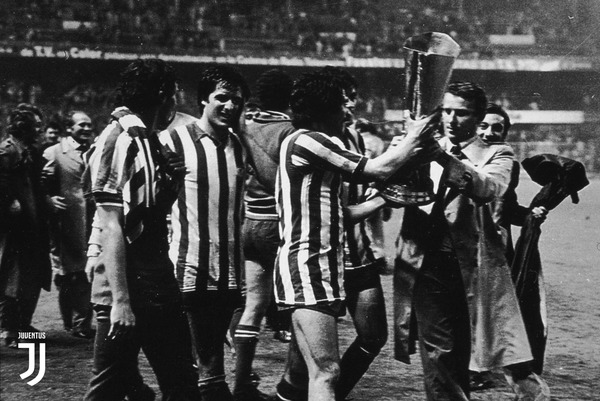 En 1977, contre quelle équipe la Juventus remporte-t-elle la double finale de la Coupe UEFA ?