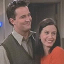 Monica a accidentellement coupé un des orteils de Chandler avec un couteau lors d'un Thanksgiving. Que ramène-t-elle à l’hôpital pour recoudre au pied de Chandler ?