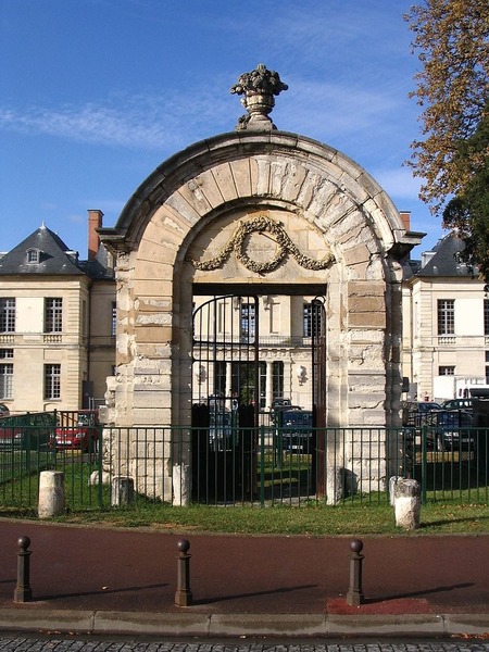 Dans quelle ville du Val-de-Marne peut-on voir la porte du château de Berc ?