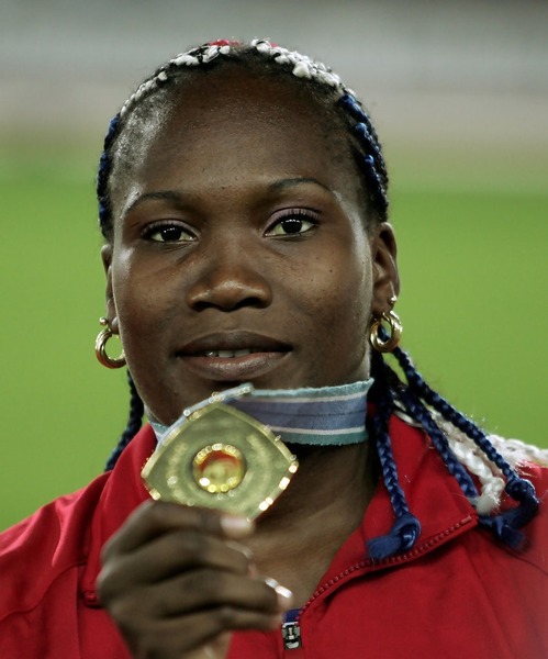 Olisdeilys Menendez, une cubaine a remporté l'or olympique en 2004 dans quelle discipline ?