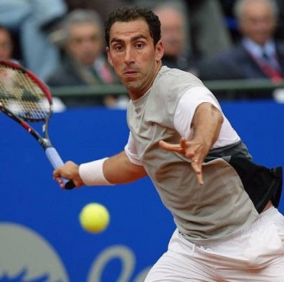 Quel joueur de tennis espagnol fut vainqueur à Roland Garros en 2002 ?