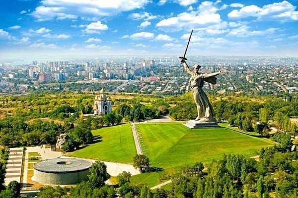 Quelle ville russe accueille la statue de la Mère-Patrie qui fut l'enjeu de combats acharnés ?