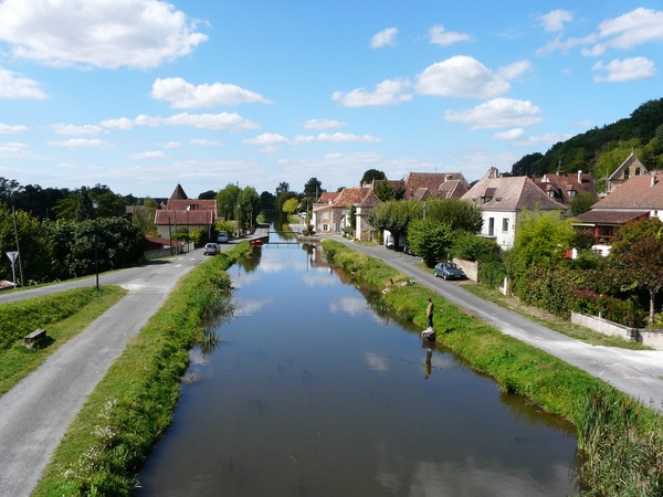 Quel canal latéral à la Dordogne, long de 15 km, est situé en amont de Bergerac ?
