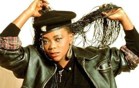 Qui est cette célèbre chanteuse sud-africaine qui nous a quittés en 2004 à seulement 39 ans ?