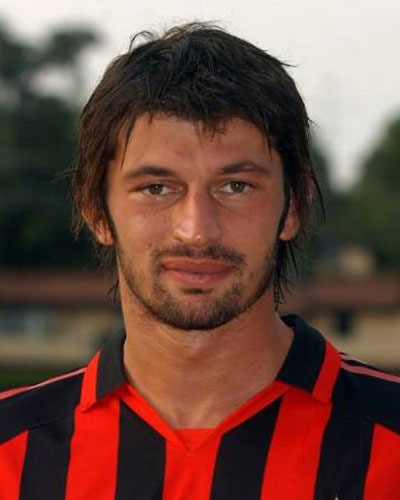 Ancien défenseur géorgien du grand Milan AC des années 2000 ?