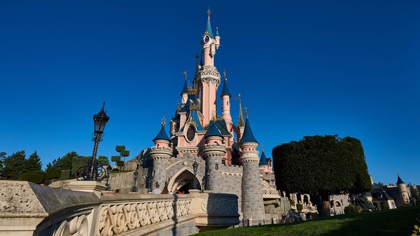 Le château qui domine le parc Disneyland, en France comme aux États-Unis, est dédié à :