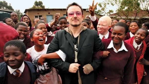 Bono, chanteur du groupe U2, a été nominé trois fois pour le prix Nobel de la Paix, pour son engagement en faveur.....