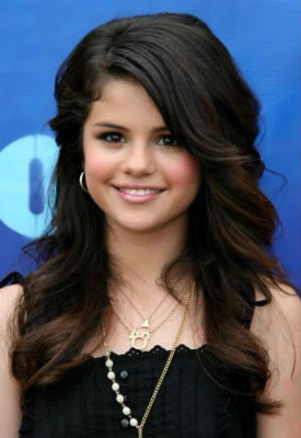 En quelle année Selena Gomez sort son 1er album ?