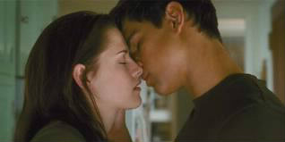 Que fait Bella après avoir embrassé Jacob pour la première fois ?