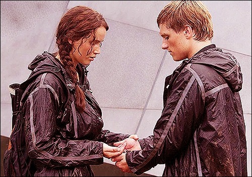 Dans Hunger Games 1 que décident de faire Katniss et Peeta pour qu'il ne reste qu'un gagnant ?