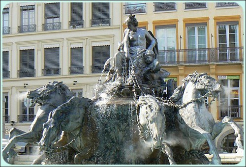 Voici la fontaine Bartholdi, Place des Terreaux. Quel est l'un des monuments les plus connus au monde, créé par le sculpteur français, Frédéric Auguste Bartholdi ?