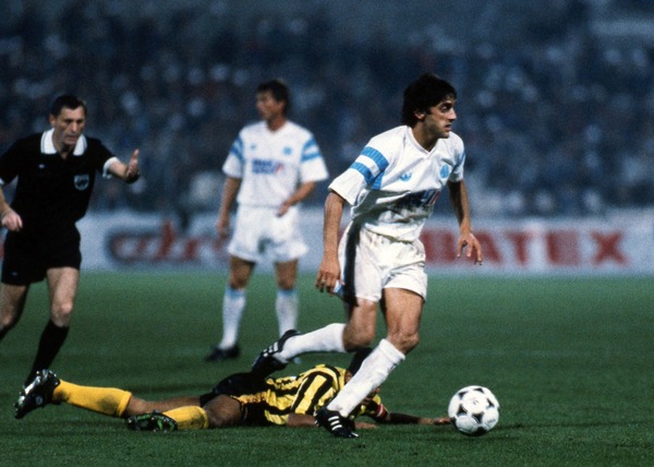 En 1990, pour quel club quitte-t-il Marseille ?