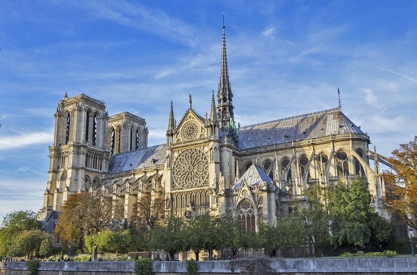 Combien de tours Notre-Dame de Paris compte-t-elle ?