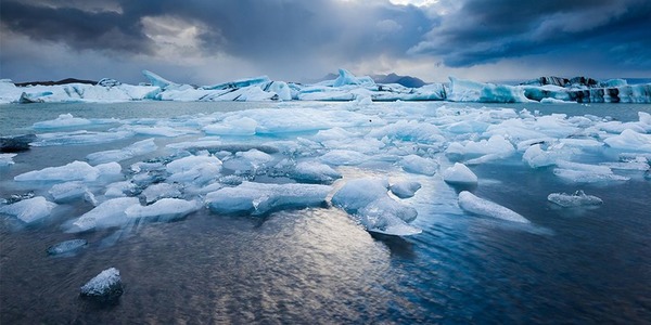 Comment appelle-t-on l'ensemble du compartiment glace de la Terre, qui inclut les banquises, les régions couvertes de neige, les glaciers, les inlandsis et les sols gelés ?