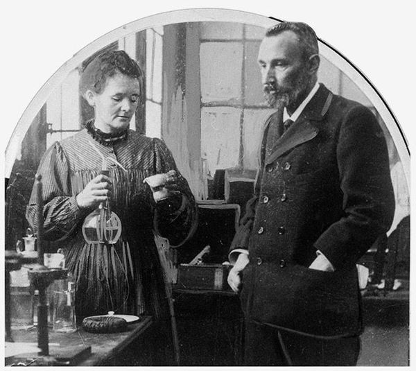Quelle découverte scientifique fait de Marie Curie la première femme à obtenir un prix Nobel, et le premier scientifique à recevoir deux prix Nobel ?