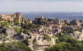 Comment se nomme le massif montagneux situé au cœur de la Provence, entre le Luberon et la Camargue ?