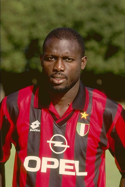En 1995, il rejoint le Milan AC avec lequel il remportera .....