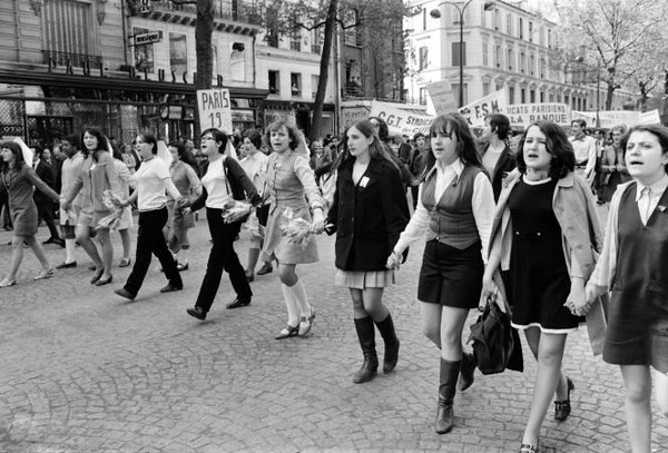 Quel petit groupe féministe a organisé le premier meeting sur les femmes dans la Sorbonne occupée ?