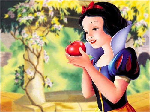A la fin du conte, est-ce que Blanche-Neige meurt après avoir mangé la pomme empoisonnée ?