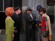Dans S01E18, Comment Batman fait-il pour reconnaître Faux-Frère lorsqu'il s'est déguisé en Gordon ?