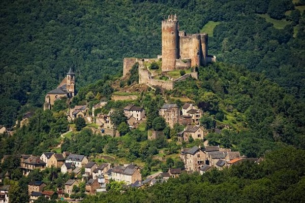 Quelle est la particularité du village de Najac, dans l'Aveyron ?