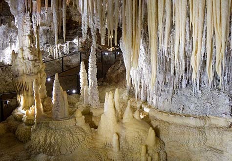 Dans quel département se trouve la grotte de Clamouse ?