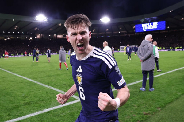 Alors que les danois ont encore égalisé, Kieran Tierney inscrit un but à la 90ème minute...