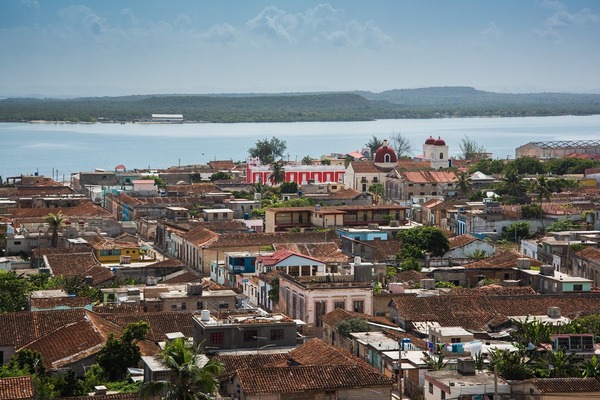 Dans quel pays d'Amérique du Sud se situe la ville d'Holguín ?