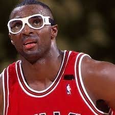 Un des bras droit de Michael Jordan à l'époque des Bulls, reconnaissable à ses lunettes :