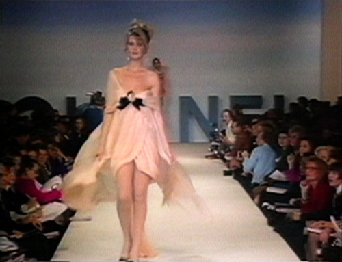 Dans les années 90, quel était le top-model vedette de la maison Chanel ?