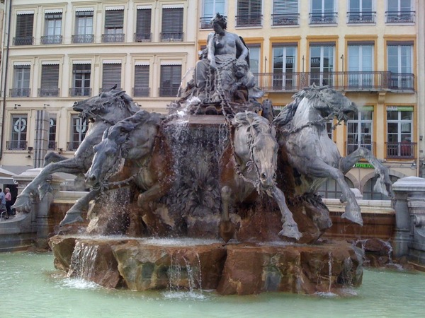 Dans quelle ville française se trouve la fontaine Bartholdi sur la place des Terreaux ?