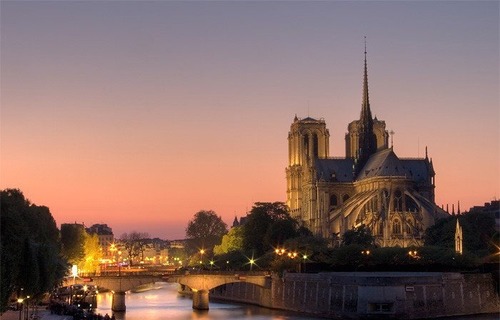 Combien d'années a-t-il fallu pour construire la cathédrale Notre-Dame de Paris ?