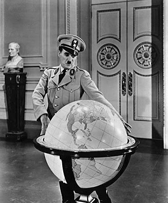 Dans quel film Charlie Chaplin joue-t-il avec un globe, jusqu'à le faire tomber ?