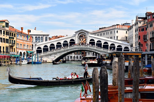 Quel est l’un des surnoms de la ville de Venise ?