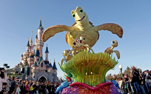 Dans quelle situation Elisa est allée pour la première fois de sa vie à Disneyland Paris ?