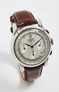 C'est au poignet de Jean Dujardin que l'on voit cette montre dans "OSS 117, Le Caire Nid d'Espions".