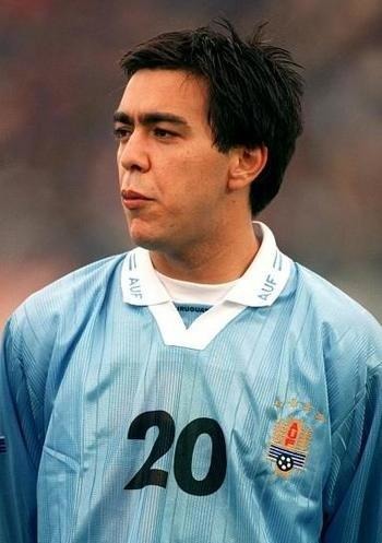 Surnommé "El Chino" il avait une frappe phénoménal et était le joueur le mieux payé du Calcio au début des années 2000, l'uruguayen...?