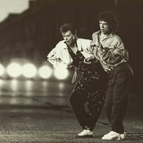 En 1985, qui chantait "Dancing in the Street" avec David Bowie ?